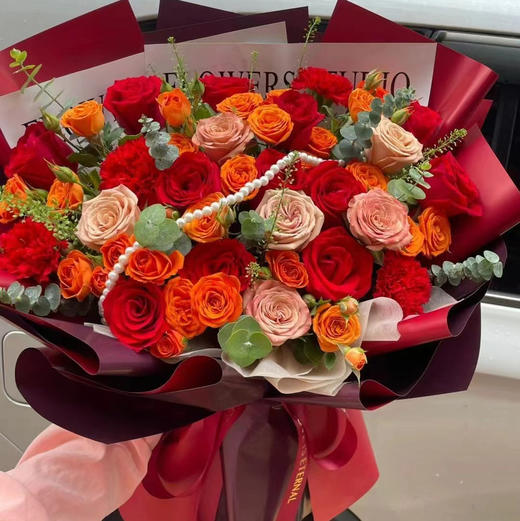 【福瑞双至】12朵红玫瑰➕6朵卡布奇诺玫瑰➕8朵红色康乃馨➕8支芭比蔷薇➕新鲜配花配叶，高端大气上档次花束 商品图0