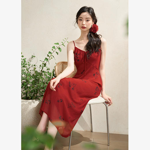西遇红色碎花法式设计感吊带连衣裙女早春新款浪漫优雅长裙子D2742212 商品图0