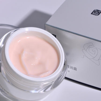 复刻前辈50克正装玫瑰菁纯清润霜 酵母发酵产物第五位皮肤微生态友好 玻色因和玫瑰精萃以及98%长链脂肪酸的白池花籽油添加：膏体滋润不油腻，轻盈润焕光彩 商品图7