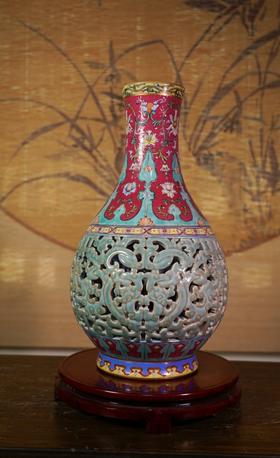 胭脂红扒花镂空胆瓶