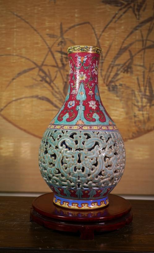 胭脂红扒花镂空胆瓶 商品图0