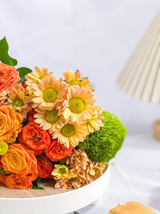 【暮色回响】辉煌玫瑰3支+橙色三文鱼小雏菊3支+黄色小雏菊1支+橙色芭比多头玫瑰2支+绿毛球2支/份（静静设计） 商品图9
