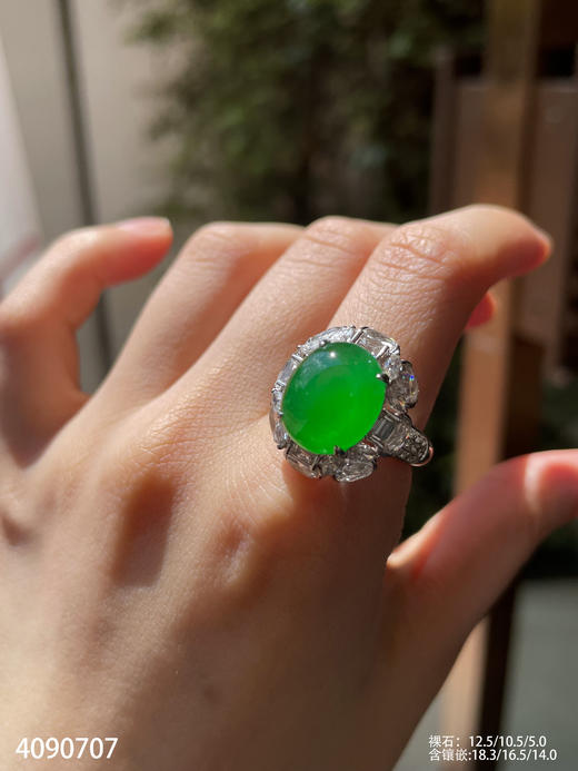 老坑玻璃种艳绿蛋面戒指【4090707】具体价格微信咨询 商品图3