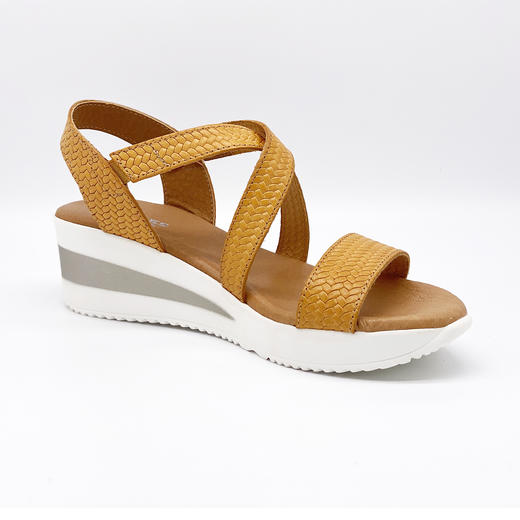 断码特价38码——西班牙原产时尚超舒适轻便女士皮凉鞋N975黄色（超轻款） 商品图1