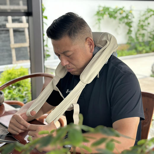 肩颈按摩仪，1:1还原真人揉捏斜方肌，仿人手虎口造型，充电无线多功能肩颈按摩器，礼盒包装，三大力度模式调控，多种按摩手法变换~无线设计2000mAh强续航，随时随地享受 商品图2