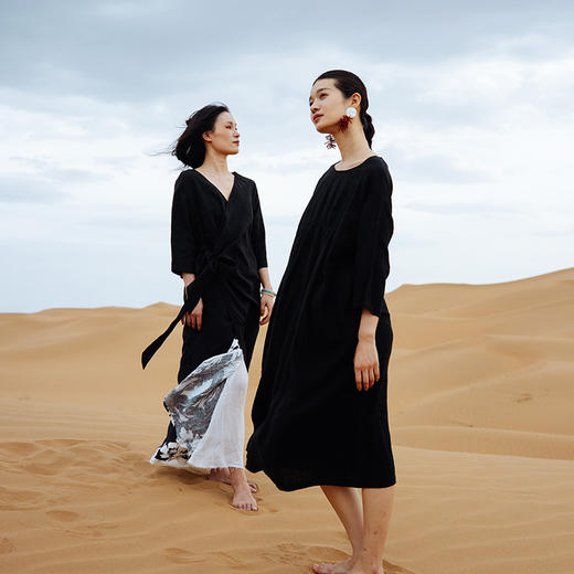 绽放496朵【黑白灰系列·慵懒夏日】亚麻宽松碎褶圆领长款连衣裙 商品图0
