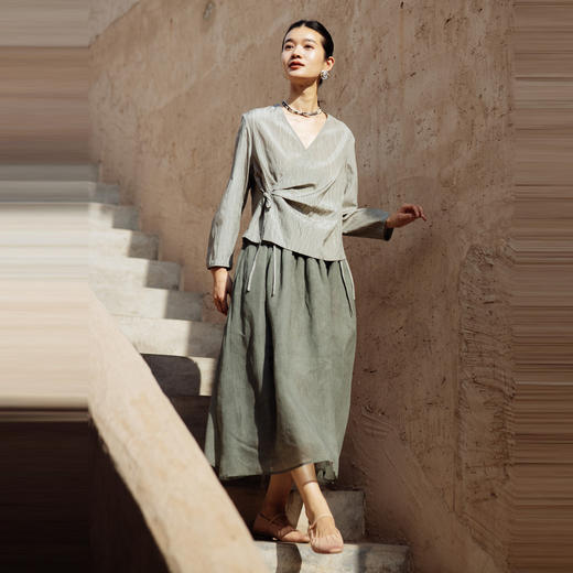 绽放457朵【黑白灰系列·月影】新中式长绒棉柞蚕丝脏染灰带小衫 商品图3