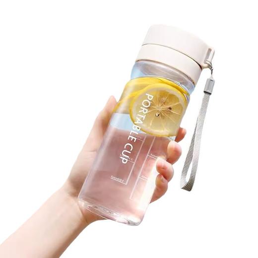 「19.9到手！高颜值」大容量水杯女生夏季2024儿童塑料杯简约便携学生带茶隔杯子餐饮用具 商品图4