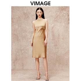 VIMAGE纬漫纪气质通勤纯色无袖一字肩缎面驼色连衣裙秋季新款V2207812