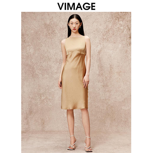VIMAGE纬漫纪气质通勤纯色无袖一字肩缎面驼色连衣裙秋季新款V2207812 商品图0
