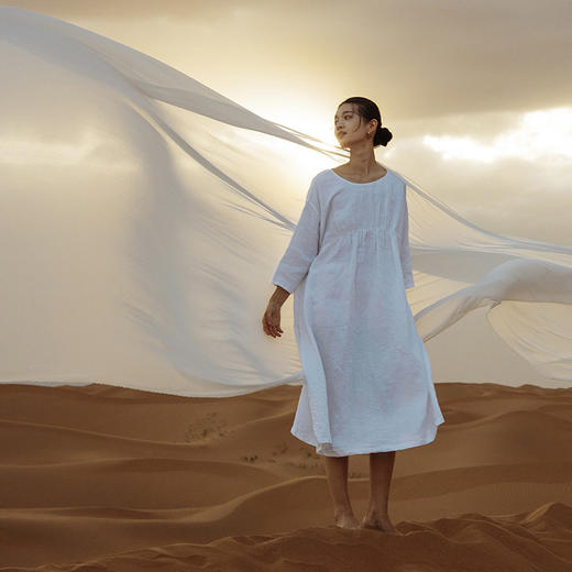 绽放496朵【黑白灰系列·慵懒夏日】亚麻宽松碎褶圆领长款连衣裙 商品图1