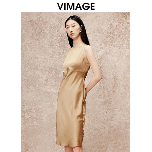 VIMAGE纬漫纪气质通勤纯色无袖一字肩缎面驼色连衣裙秋季新款V2207812 商品图1