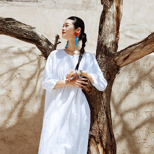 绽放496朵【黑白灰系列·慵懒夏日】亚麻宽松碎褶圆领长款连衣裙 商品图3