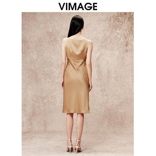 VIMAGE纬漫纪气质通勤纯色无袖一字肩缎面驼色连衣裙秋季新款V2207812 商品图4