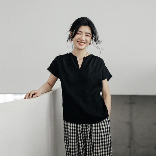绽放481朵【黑白灰系列·俏佳人】文艺砂洗亚麻T恤小衫V领短袖 商品图2