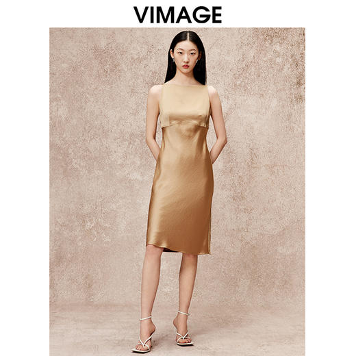 VIMAGE纬漫纪气质通勤纯色无袖一字肩缎面驼色连衣裙秋季新款V2207812 商品图2