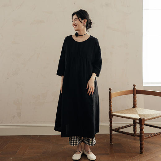 绽放496朵【黑白灰系列·慵懒夏日】亚麻宽松碎褶圆领长款连衣裙 商品图2