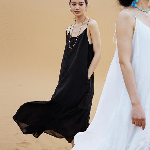 绽放492朵【黑白灰系列·半夏】天丝苎麻连衣裙皱纹轻薄系吊带裙 商品图0
