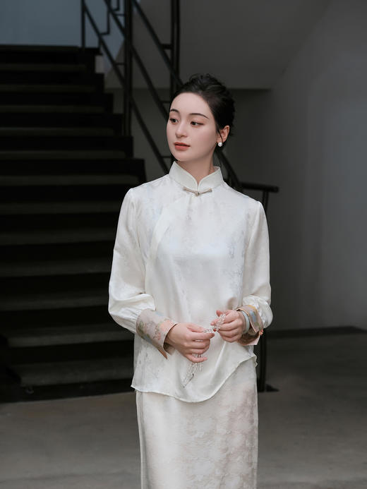 盛唐婧 |真丝花罗梅花纹直襟上衣 商品图0