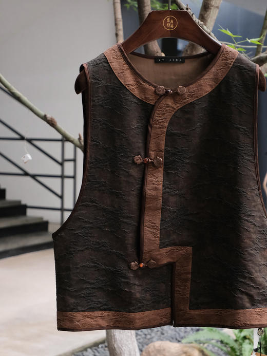 盛唐婧 |真丝香云纱琵琶襟马甲-明茶褐 商品图0