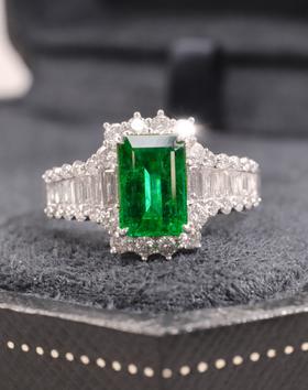 1.7ct 祖母绿戒指