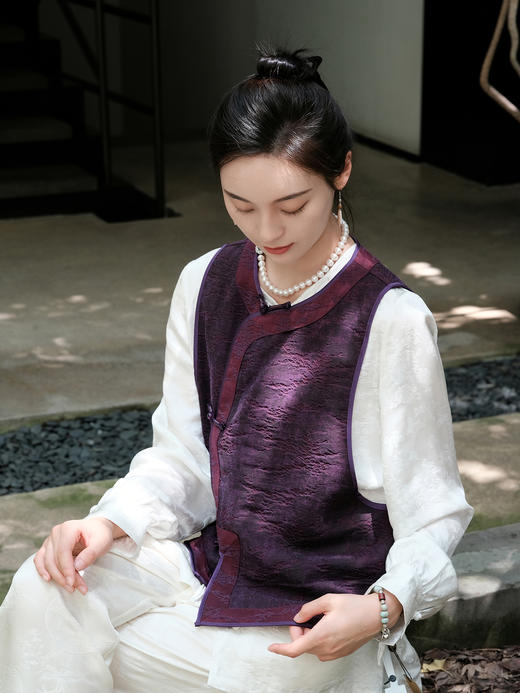 盛唐婧 |真丝香云纱琵琶襟马甲-兰紫色 商品图0