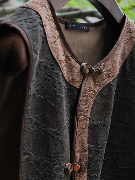 盛唐婧 |真丝香云纱琵琶襟马甲-明茶褐 商品图1