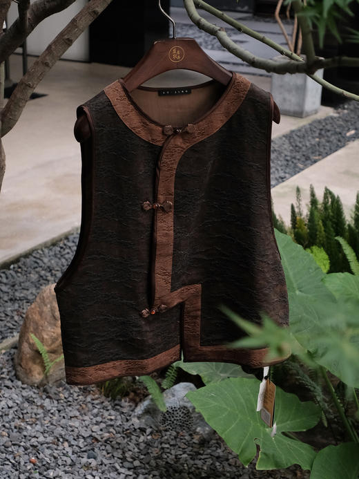 盛唐婧 |真丝香云纱琵琶襟马甲-明茶褐 商品图2