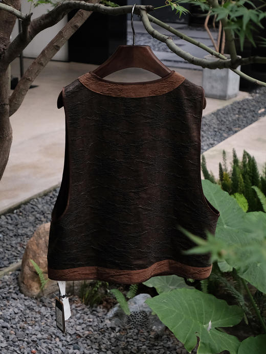 盛唐婧 |真丝香云纱琵琶襟马甲-明茶褐 商品图3