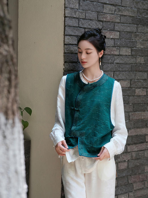 盛唐婧 |真丝香云纱琵琶襟马甲-绿色 商品图0