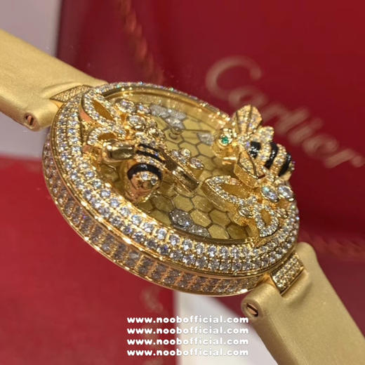 卡地亚C家白色小蜜蜂🐝创意宝石系列
🐝当时看到第一眼就觉得超级可爱！喜欢的赶快拿下吧！整只蜜蜂都是纯手工缝制施华洛钻！光是蜜蜂的大小就调了N次！搭配正品一致的ETA出进口瑞士石英机芯 商品图4