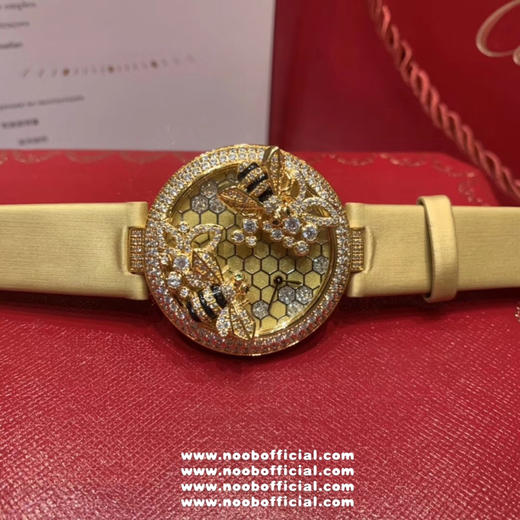 卡地亚C家白色小蜜蜂🐝创意宝石系列
🐝当时看到第一眼就觉得超级可爱！喜欢的赶快拿下吧！整只蜜蜂都是纯手工缝制施华洛钻！光是蜜蜂的大小就调了N次！搭配正品一致的ETA出进口瑞士石英机芯 商品图2