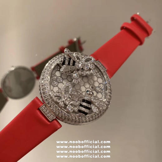 卡地亚C家白色小蜜蜂🐝创意宝石系列
🐝当时看到第一眼就觉得超级可爱！喜欢的赶快拿下吧！整只蜜蜂都是纯手工缝制施华洛钻！光是蜜蜂的大小就调了N次！搭配正品一致的ETA出进口瑞士石英机芯 商品图12