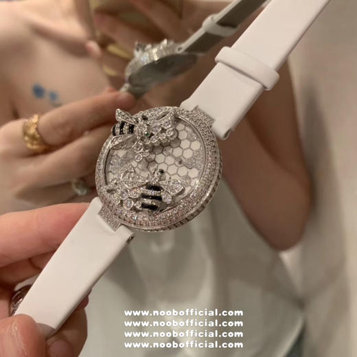 卡地亚C家白色小蜜蜂🐝创意宝石系列
🐝当时看到第一眼就觉得超级可爱！喜欢的赶快拿下吧！整只蜜蜂都是纯手工缝制施华洛钻！光是蜜蜂的大小就调了N次！搭配正品一致的ETA出进口瑞士石英机芯 商品图9