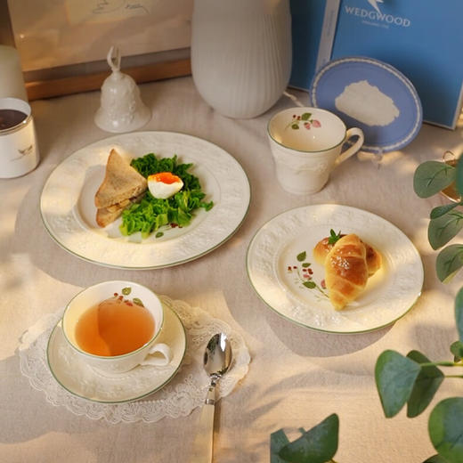 WEDGWOOD欢愉假日树莓杯碟套装 商品图5