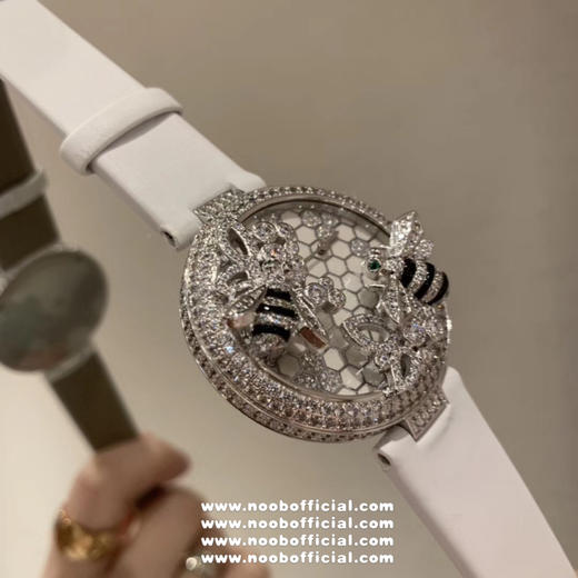 卡地亚C家白色小蜜蜂🐝创意宝石系列
🐝当时看到第一眼就觉得超级可爱！喜欢的赶快拿下吧！整只蜜蜂都是纯手工缝制施华洛钻！光是蜜蜂的大小就调了N次！搭配正品一致的ETA出进口瑞士石英机芯 商品图10