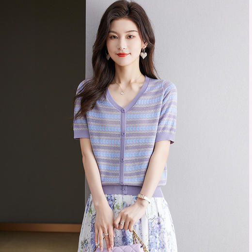 CC-JY-1156夏季V领冰丝短袖t恤女2024新款洋气薄款条纹拼色针织体恤遮肉上衣 商品图2