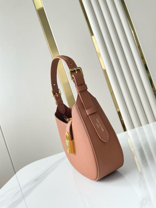 夏季特惠💰850 原单LV M24885棕 尺寸：26×18×7cm
LOW KEY SHOULDER BAG 腋下包 商品图4