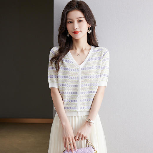 CC-JY-1156夏季V领冰丝短袖t恤女2024新款洋气薄款条纹拼色针织体恤遮肉上衣 商品图3
