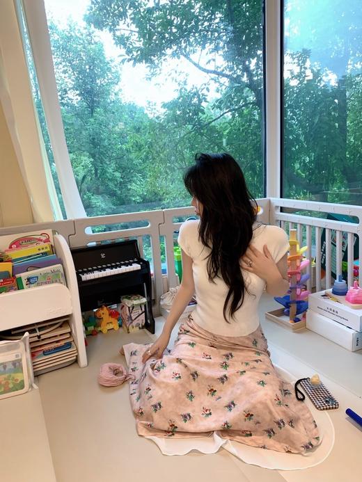 Read Nameless /白色v翻领露背短袖+韩国碎花拼接雪纺边半裙 商品图0