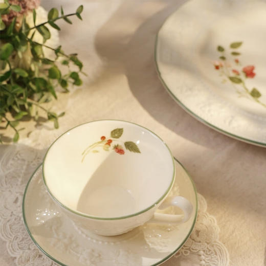 WEDGWOOD欢愉假日树莓杯碟套装 商品图3