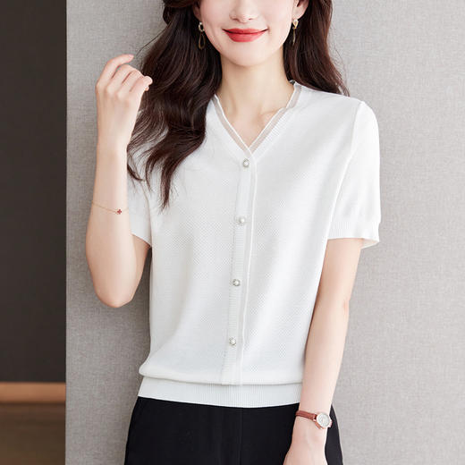 CC-MY-8945   V领蕾丝拼接短袖t恤女2024新款洋气妈妈夏装天丝针织衫上衣薄款 商品图1