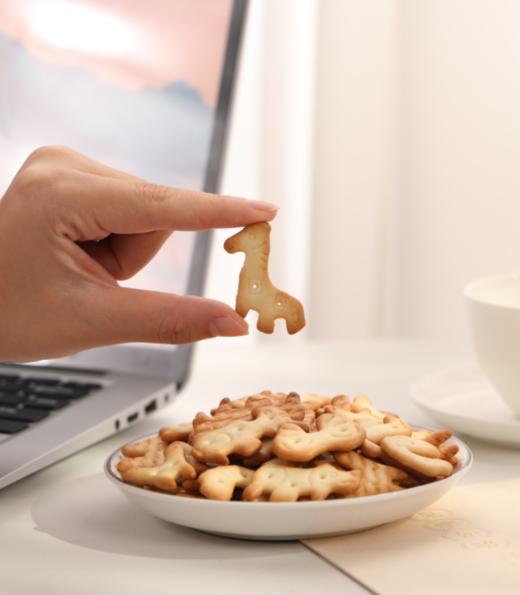 //【食一佬牛乳饼干(动物造型)】 新品，好吃又好玩的牛乳饼干 做早餐下午茶顶顶的美味！ 萌宠造型，寓教于六种动物造型 √甄选原料，奶香松脆 商品图4