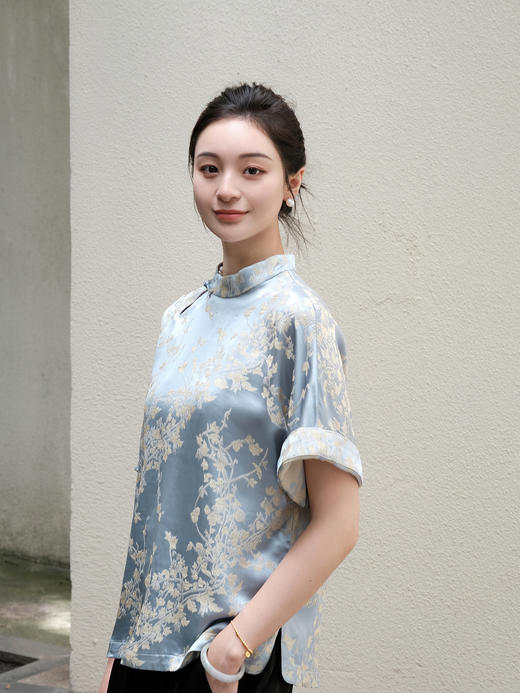 盛唐婧 |真丝冠乐绉梅花纹斜开领上衣 商品图4