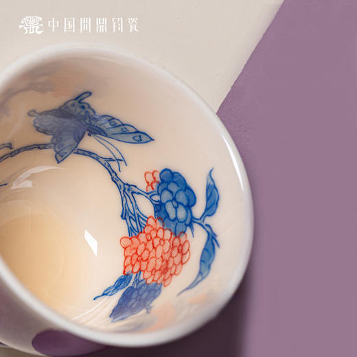 问鼎钧瓷鹅黄青花精工款毓秀杯(绣球蝶恋) 商品图3