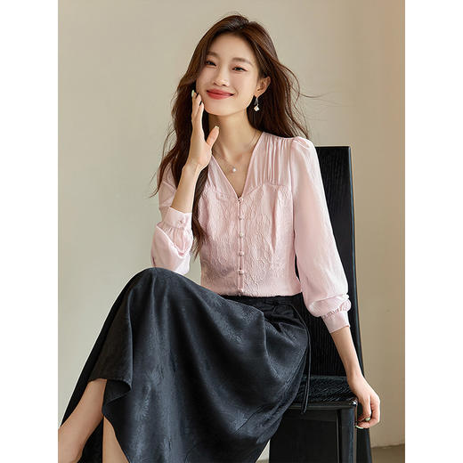 【129选3件，不退换】熙世界轻国风提花雪纺衬衫2025初秋收腰显瘦浮雕感长袖V领上衣 商品图2