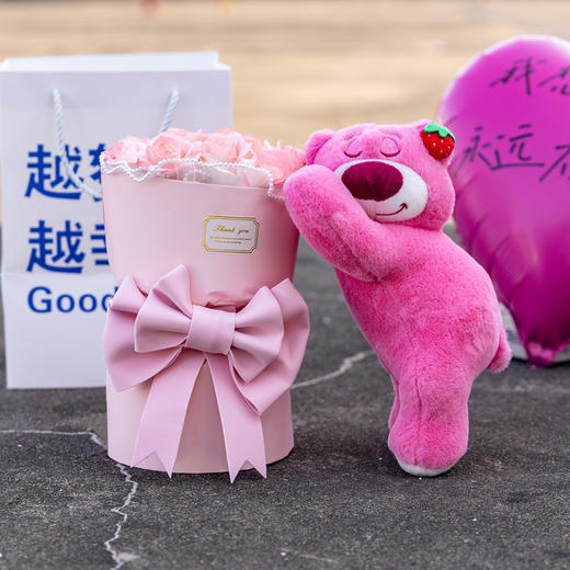 【七夕送熊抱桶，爱意满满】女生玩偶熊承载深情厚意，抱抱桶花寓意友情长存。心存善念的你，这份实用永生花花束能为自己或她带来无尽好运！ 商品图7