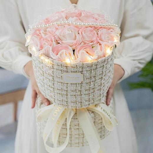 【送花永不过时！法式超美小香风花束】21朵小香风碎冰蓝玫瑰花束，可爱毛绒手捧玫瑰仿真花，送女友朋友闺蜜老婆，香皂永生干花多种颜色可选，520礼物七夕情人节常备！ 商品图1