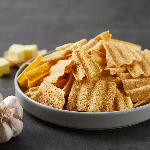 好丽友法式蒜香面包味/经典热辣味波浪形玉米片70g 香酥薄脆越嚼越香 050474/050475 商品图1