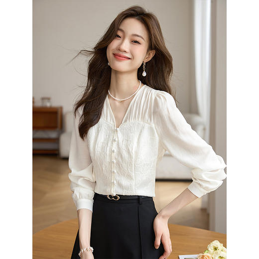 【129选3件，不退换】熙世界轻国风提花雪纺衬衫2025初秋收腰显瘦浮雕感长袖V领上衣 商品图1